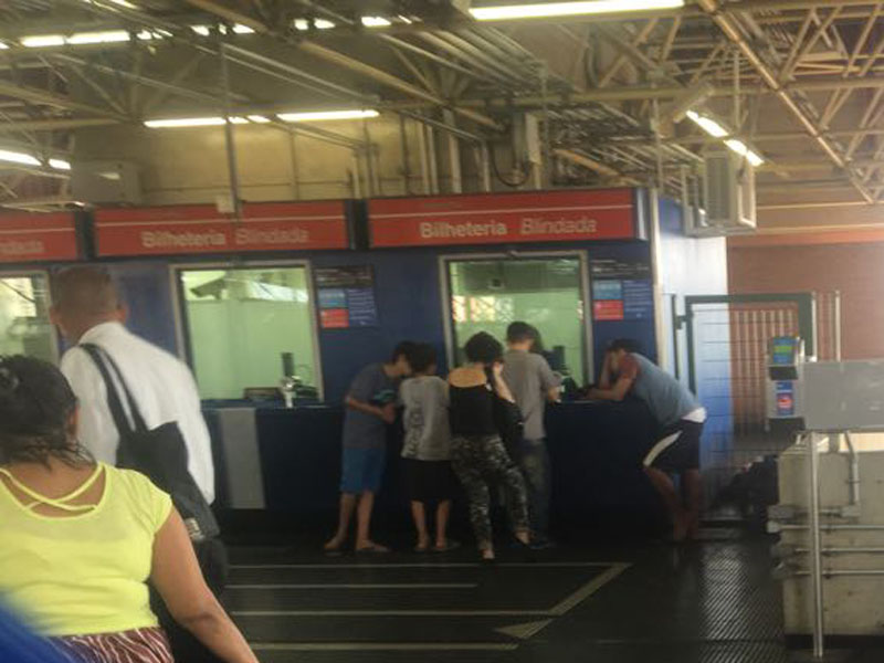 Na boca da cabine, trio de meninos pedia dinheiro aos passageiros (Foto: Eurico Cruz)