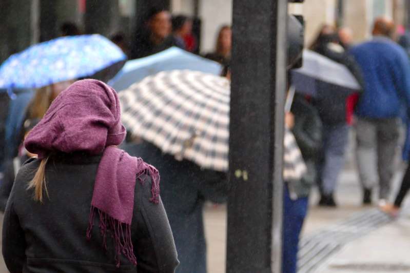 © Fotos Públicas Pessoas caminham durante dia frio em São Paulo: sensação térmica na madrugada de domingo foi de até 2ºC
