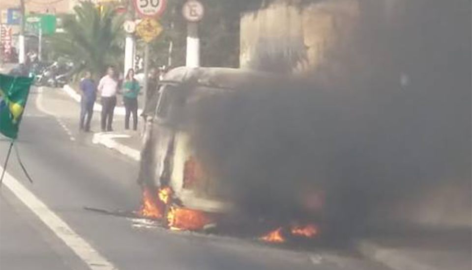 Van em chamas na Radial Leste. Foto: Reprodução