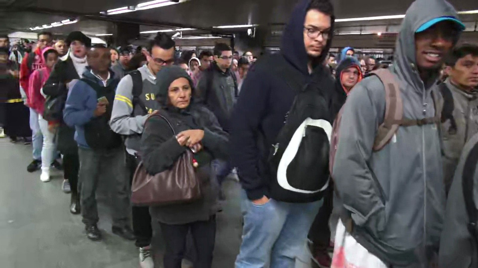 Passageiros enfrentam longas filas para passar na catraca na estação Itaquera da linha Vermelha do Metrô (Foto: Reprodução TV Globo)