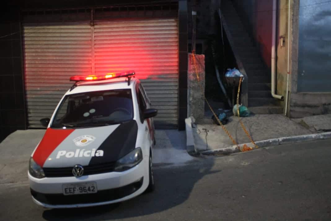 Bebê abandonado no lixo - Leste Online
