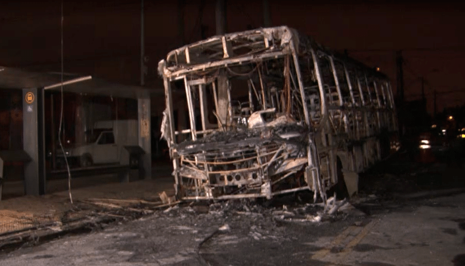 Ônibus incendiado - Leste Online