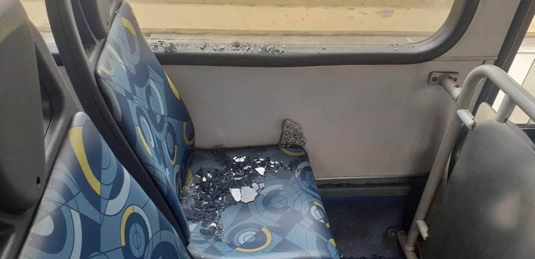 Ônibus apedrejado - Leste Online