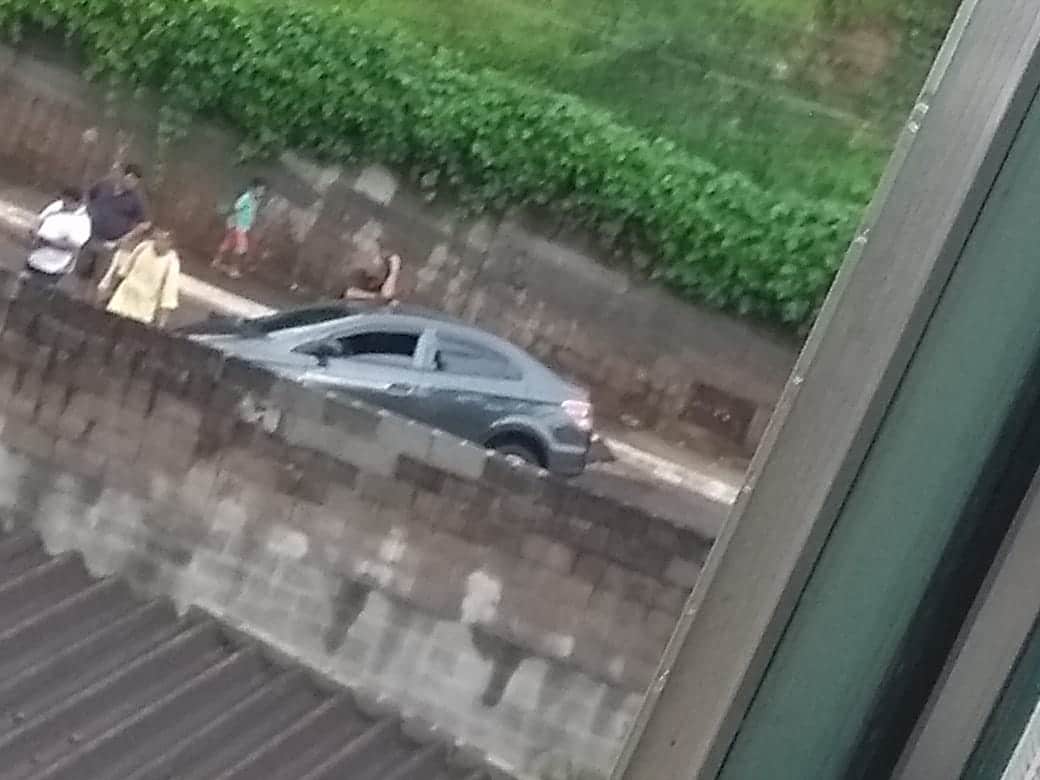 Carro caído - Leste Online