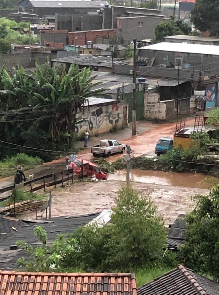 Carro córrego - Leste Online