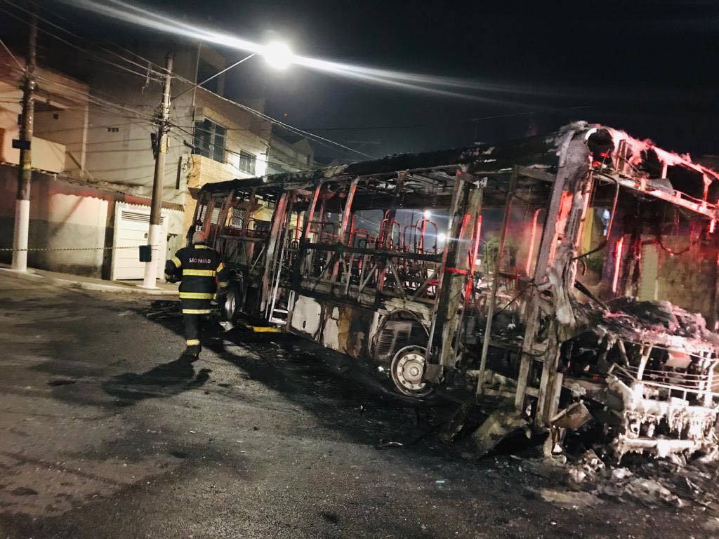 Ônibus incendiado - Leste Online