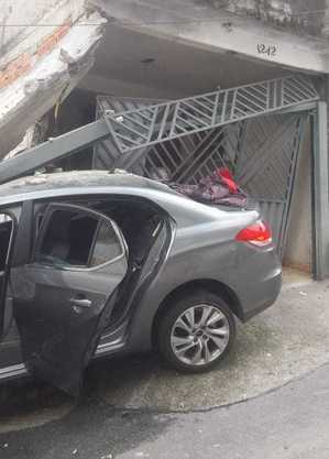 Carro atinge casa - Leste Online