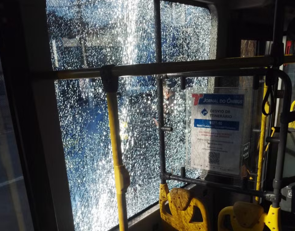 Ônibus apedrejado - Leste Online