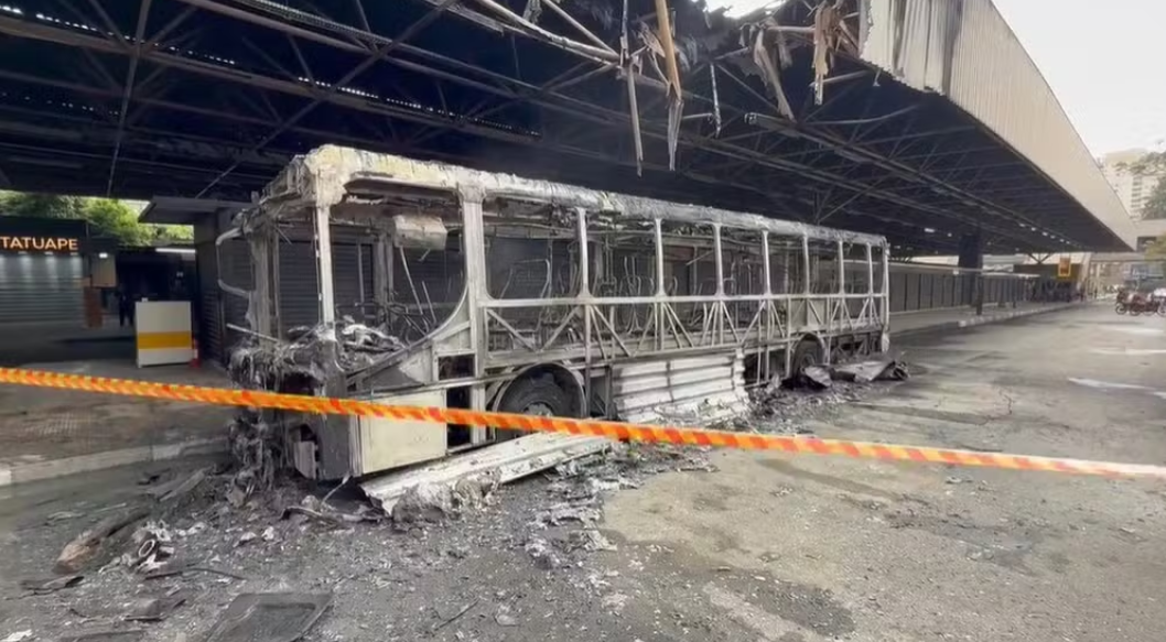 Ônibus incendiado - Leste Online
