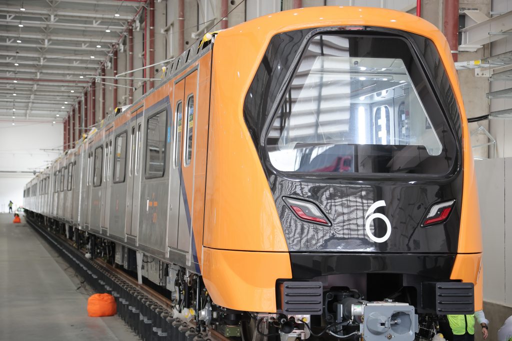 Trem da Linha 6-Laranja — Leste Online