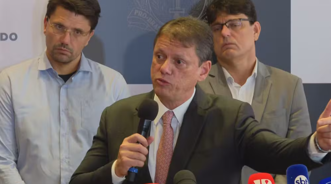 Tarcísio em coletiva - Leste Online